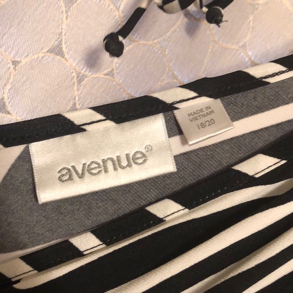 Avenue Black and White Dress - Picture 7 of 8